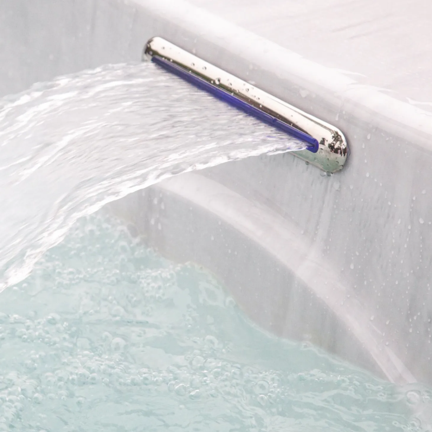 HOME DELUXE White Marble Outdoor Whirlpool inkl. Treppe und Thermoabdeckung